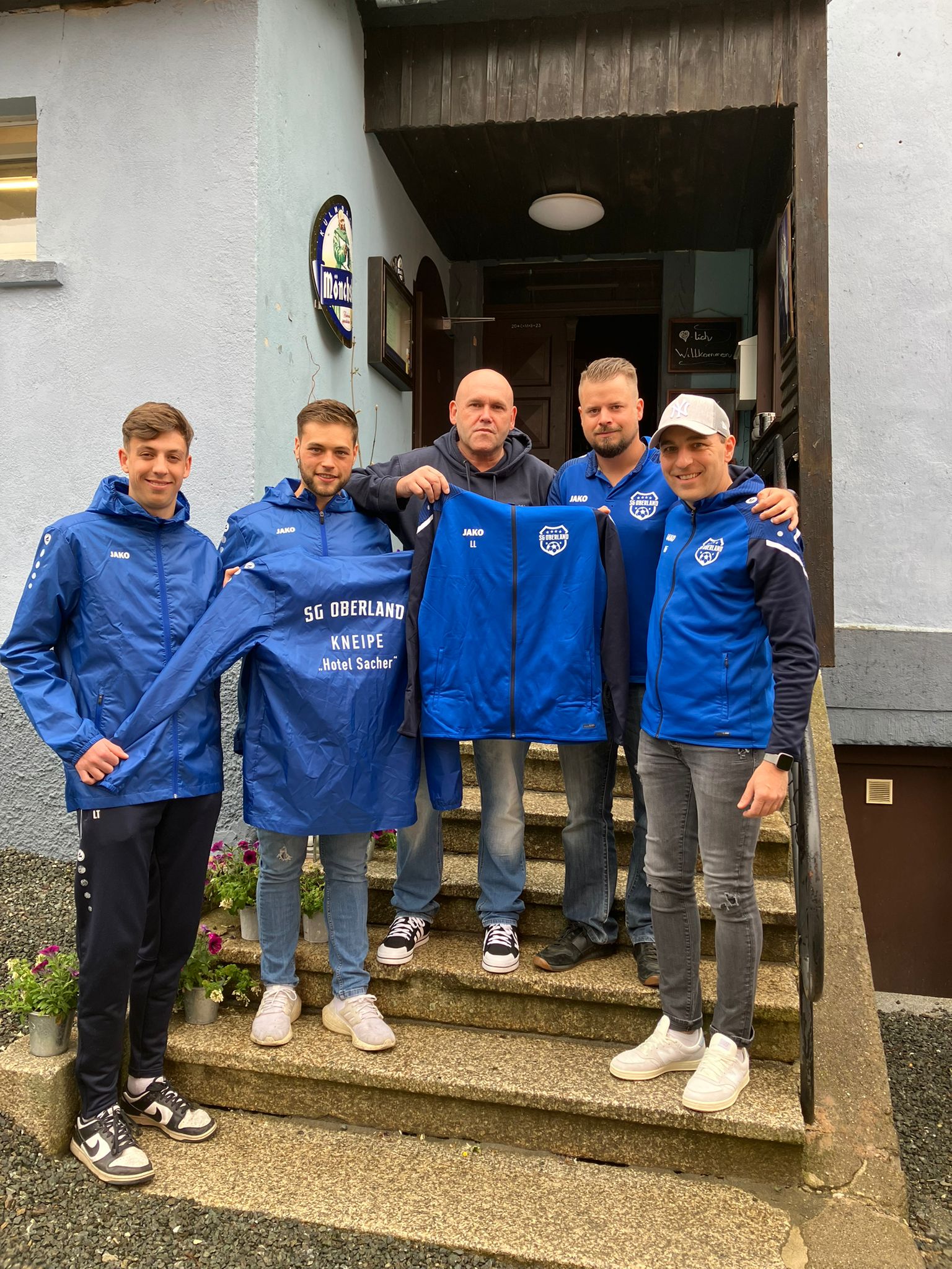 Mehr über den Artikel erfahren Lothar Leithner von der Kneipe „Hotel Sacher“ unterstützt  erneut die Fußballer der SG Oberland